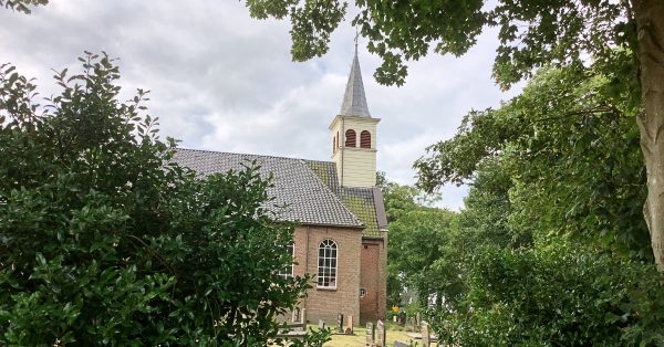 De Fonteinkerk en delen van het kerkhof in Oudemirdum